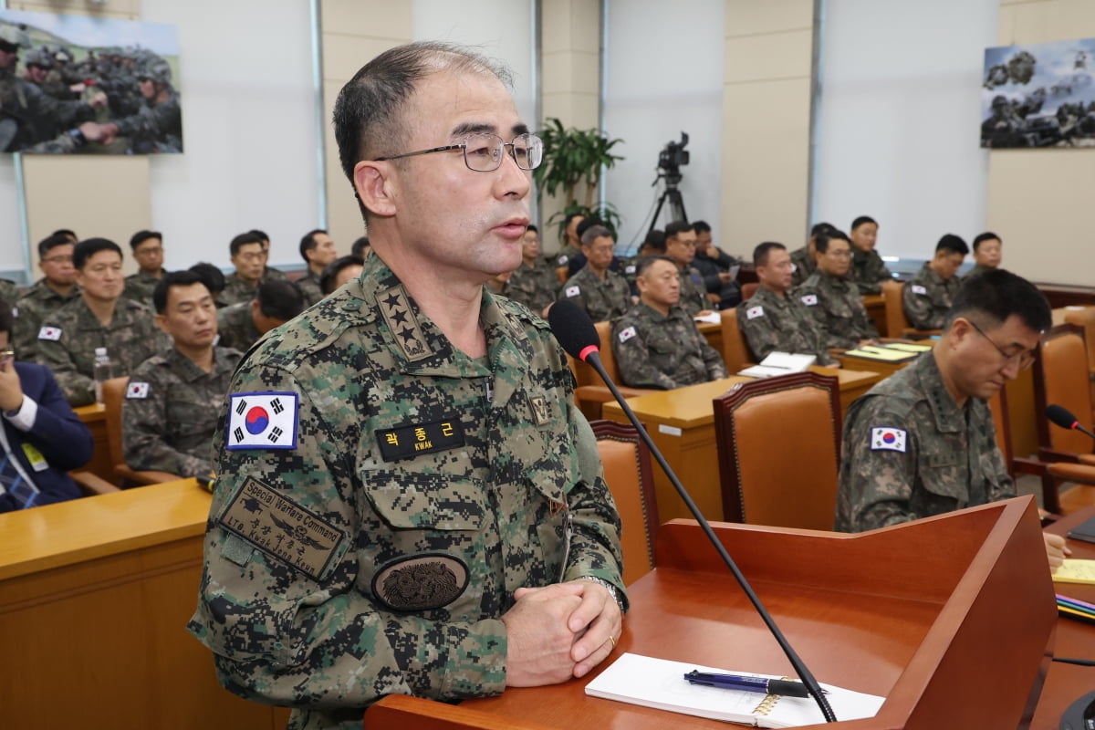 곽종근 육군 특수전사령관이 10일 오후 국회 국방위원회 전체회의에 출석해 계엄 당시 병력 투입 경위 등에 대한 질의에 답하고 있다. 사진=연합뉴스