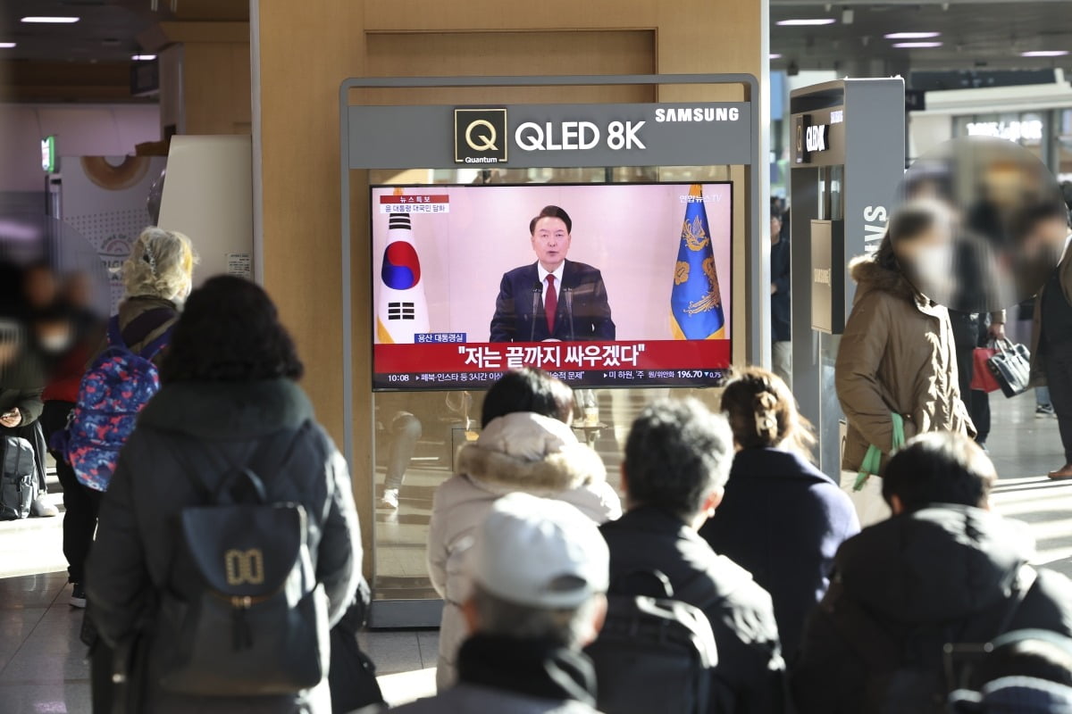 12일 오전 서울 중구 서울역 대합실에서 시민들이 윤석열 대통령의 4번째 대국민 담화를 시청하고 있다. 사진=임형택 기자