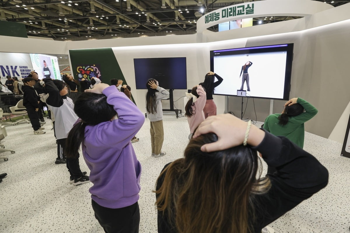 13일 오전 경기도 고양시 킨텍스에서 열린 '2024 대한민국 교육혁신 박람회'를 찾은 학생들이 예체능 미래교실을 체험하고 있다.