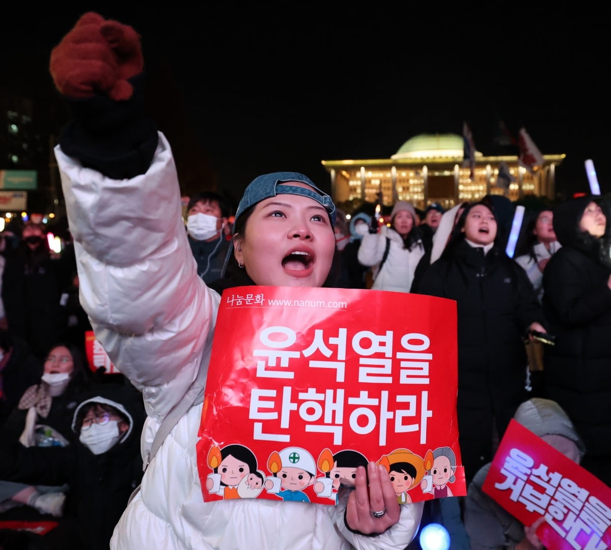 7일 오후 서울 여의도 국회 앞에서 열린 범국민촛불대행진에서 시민들이 윤석열 대통령의 탄핵소추안 가결을 촉구하고 있다./ 최혁 기자