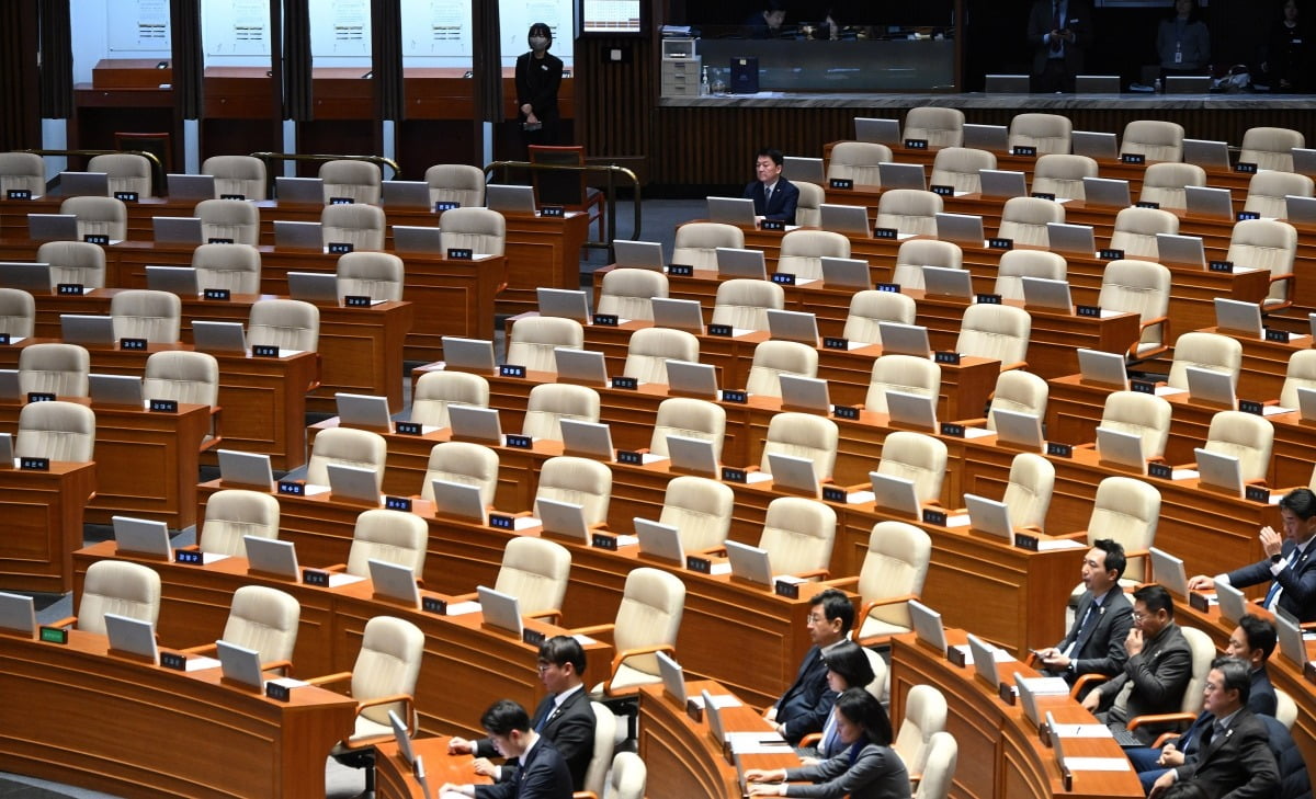 7일 국회에서 열린 본회의에서 윤석열 대통령 탄핵소추안이 상정되자 안철수 의원을 제외한 모든 여당 의원들이 본회의장에서 퇴장해 의석이 비어있다./ 김범준 기자