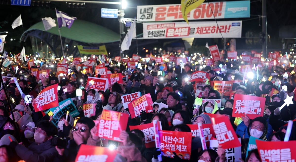 7일 오후 서울 여의도 국회 앞에서 열린 범국민촛불대행진에서 시민들이 윤석열 대통령의 탄핵소추안 가결을 촉구하고 있다..2024.12.07 최혁 기자