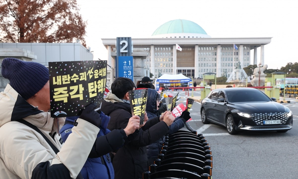 윤석열 대통령 2차 탄핵소추안 표결을 하루 앞둔 13일 서울 여의도 국회 앞에서 시민들이 윤 대통령의 탄핵을 촉구하는 피케팅을 하고 있다./ 이솔 기자