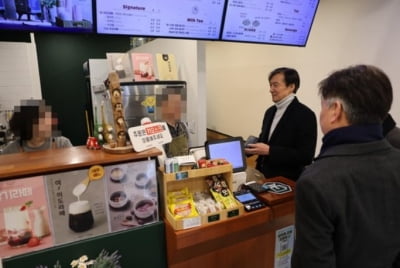 '주변 정리' 수감 연기신청 조국, 커피 결제하며 "이별 선물"