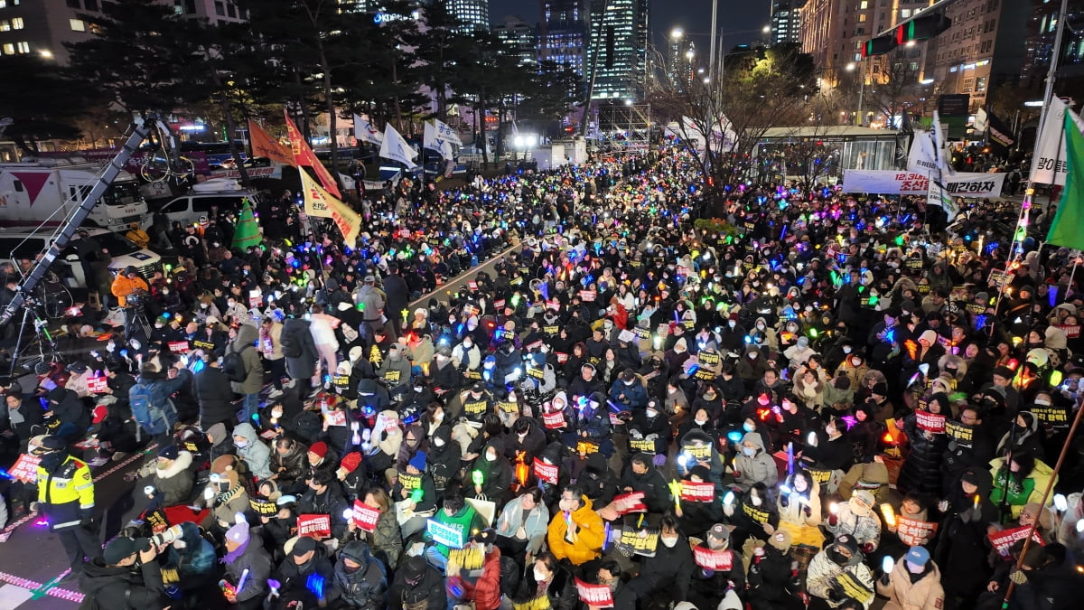 윤석열 대통령에 대한 두 번째 탄핵소추안 표결을 하루 앞둔 날인 13일, 국회의사당 앞에서 시민들이 피켓과 응원봉을 들고 탄핵을 촉구하는 시위를 벌이던 모습. /사진=최혁 기자