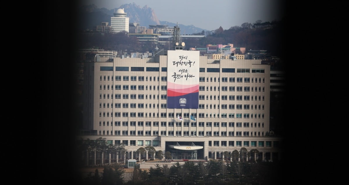 윤석열 대통령에 대한 탄핵 표결을 앞둔 13일 서울 용산 대통령실 청사의 모습이 보이고 있다. 김범준 기자