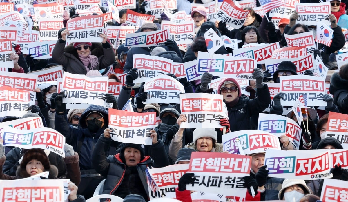 윤석열 슬롯사이트 볼트 2차 탄핵소추안 표결이 예정된 14일 서울 종로구 광화문광장에서 자유통일당과 대한민국바로세우기 국민운동본부 등 보수단체 회원들이 집회를 열고 윤 슬롯사이트 볼트 지지 및 이재명 더불어민주당 대표의 구속을 촉구하고 있다./이솔 기자