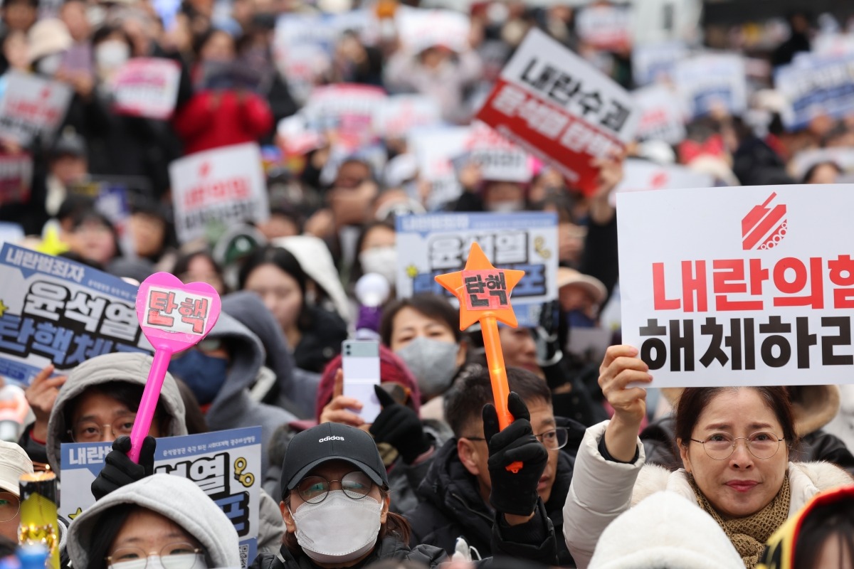 윤석열 대통령 탄핵소추안 표결을 앞둔 14일 광주 동구 금남로에서 시민들이 '탄핵'이라고 적힌 응원봉을 들고 탄핵소추안 가결을 촉구하고 있다.뉴스1