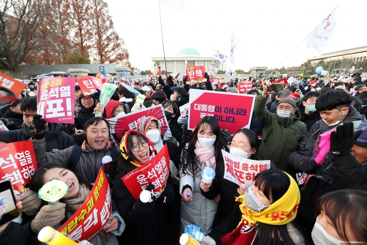 14일 서울 여의도 국회 앞에서 시민들이 윤석열 대통령 2차 탄핵소추안이 가결되자 기뻐하고 있다./최혁기자