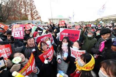 [포토] 탄핵 가결에 환호하는 시민들