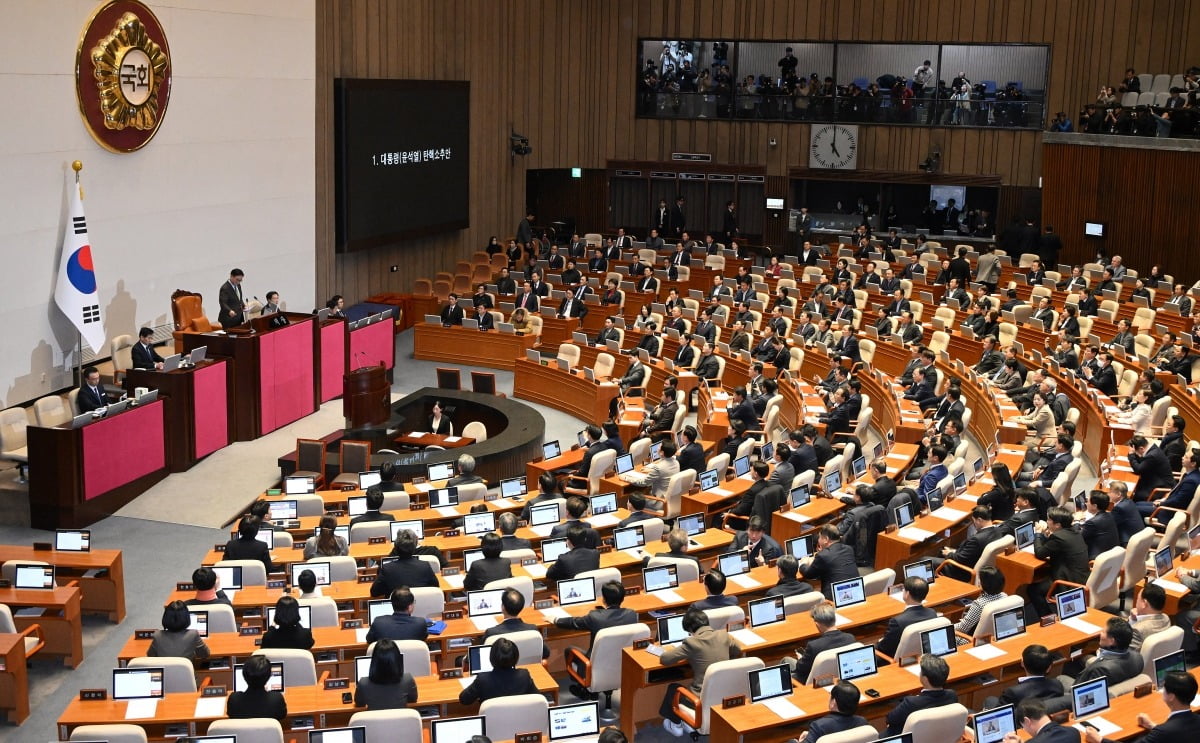 우원식 국회의장이 14일 오후 국회 본회의에서 윤석열 대통령 탄핵소추안 가결을 선포하고 있다./강은구 기자