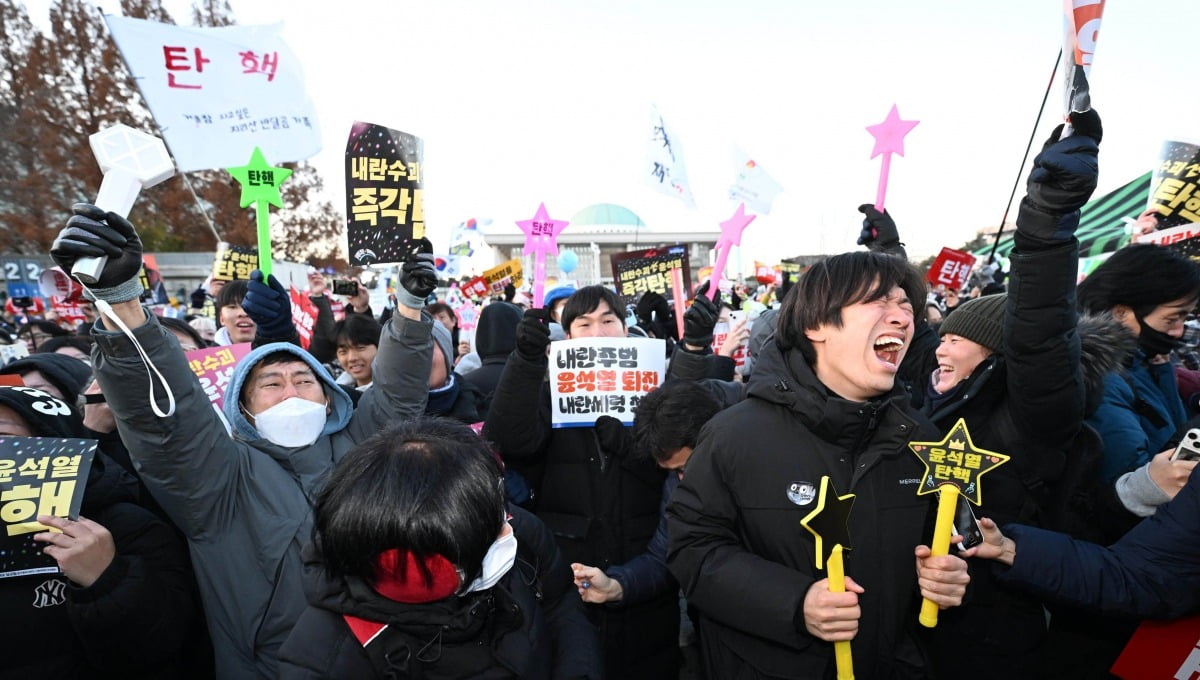 14일 서울 여의도 국회 앞에서 시민들이 윤석열 대통령 2차 탄핵소추안이 가결되자 기뻐하고 있다./최혁기자