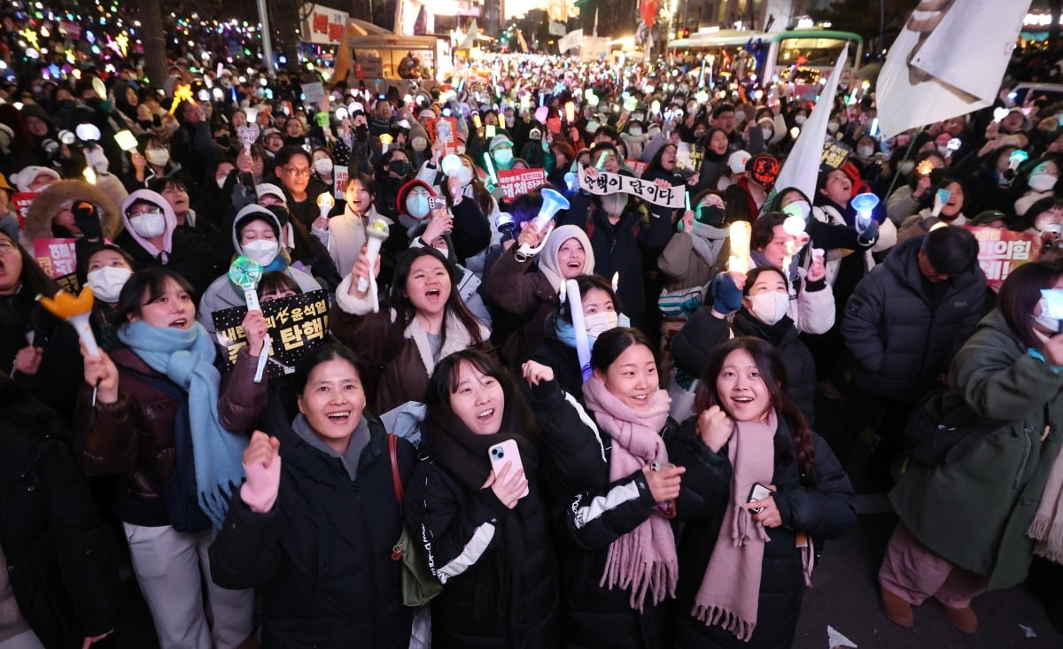 14일 서울 여의도 국회 앞에서 시민들이 윤석열 대통령 2차 탄핵소추안이 가결되자 기뻐하고 있다./이솔 기자