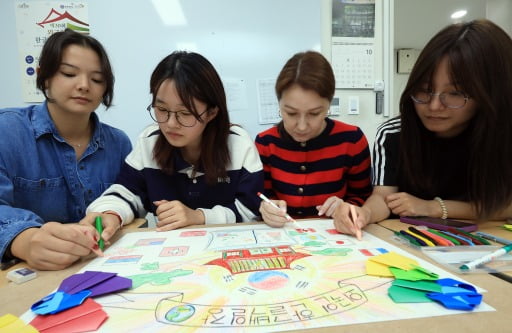 한국에 거주 중인 66개국 외국인들이 지난 10월 서울 서대문구 연세로 연세대학교 언어연구교육원 한국어학당에서 열린 외국인 한글백일장에 참여했다. 뉴스1