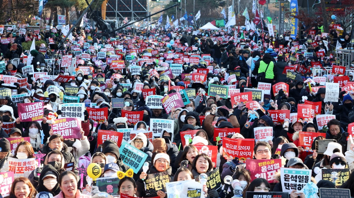 윤석열 대통령에 대한 탄핵소추안 표결이 진행된 지난 14일 오후 서울 여의도 국회의사당 앞에서 탄핵을 촉구하는 시민들이 모여 대통령 탄핵을 촉구하고 있다.  /사진=최혁 기자