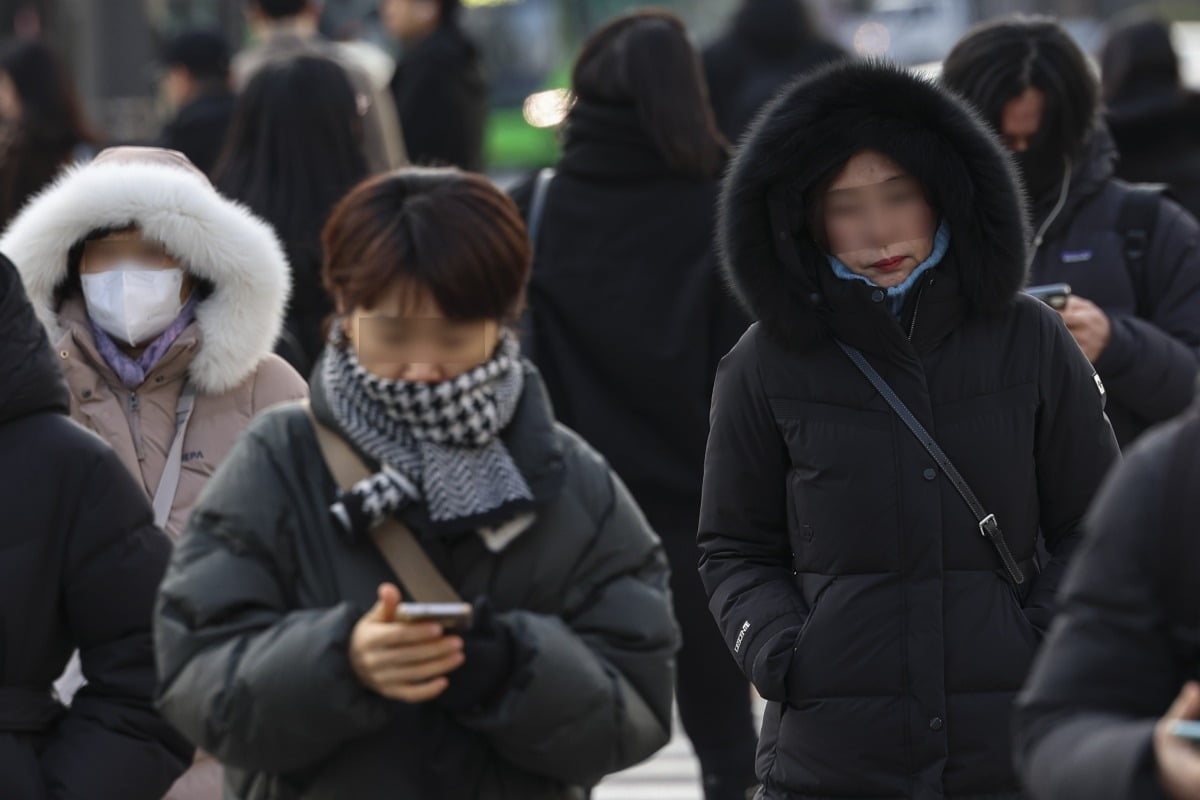 영하권 초겨울 추위를 보인 17일 오전 서울 세종대로 광화문네거리에서 두꺼운 옷 차림을 한 시민들이 발걸음을 재촉하고 있다.