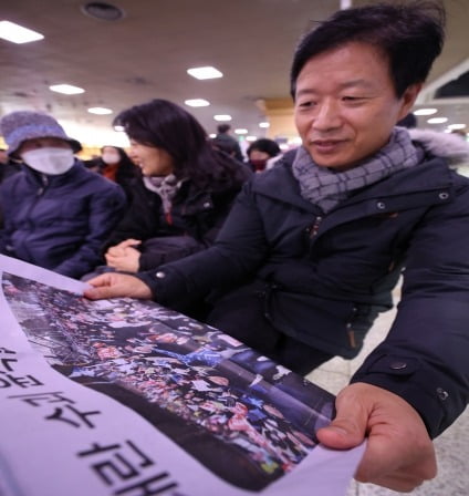 "역사적 순간 간직할래요"…2030 사이 인기 폭발한 '탄핵 굿즈'