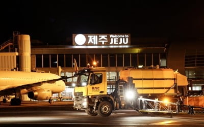 [포토] 폭설 대비 제설훈련 진행하는 제주국제공항