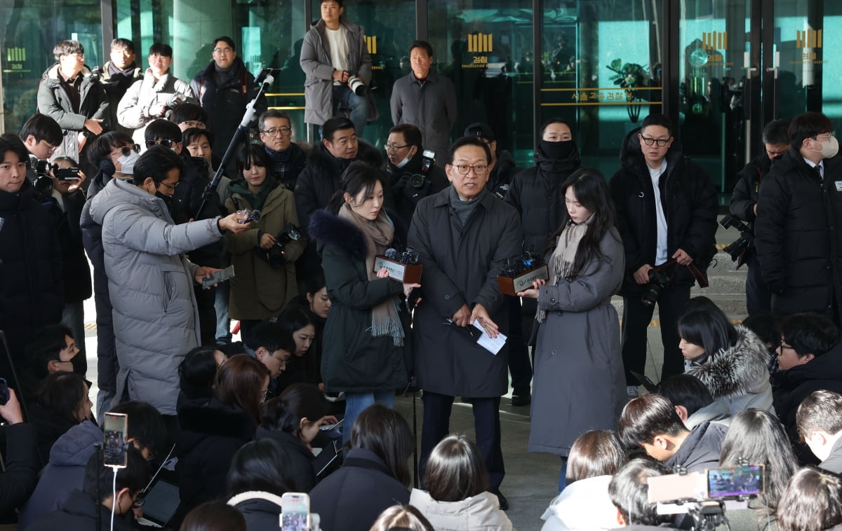 윤석열 대통령의 변호인단 구성에 관여 중인 석동현 변호사가 19일 서울 서초동 고등검찰청 앞에서 윤 대통령의 입장에 대한 취재진 질문에 답하고 있다. 사진=김범준 기자