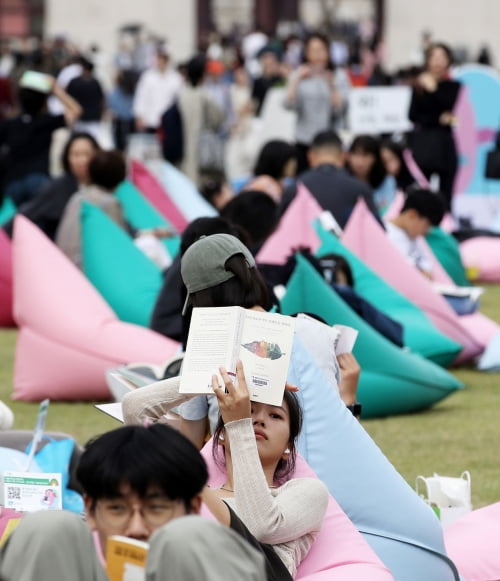 한강·황석영·텍스트힙… 경사 가득한 올해 출판계 '10대 뉴스’