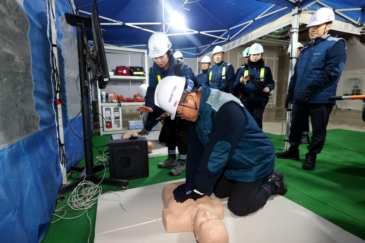 김보현 대우건설 대표가 강남데이터센터 현장 안전 점검 당시 심폐소생술을 시연하고 있다. /대우건설 제공