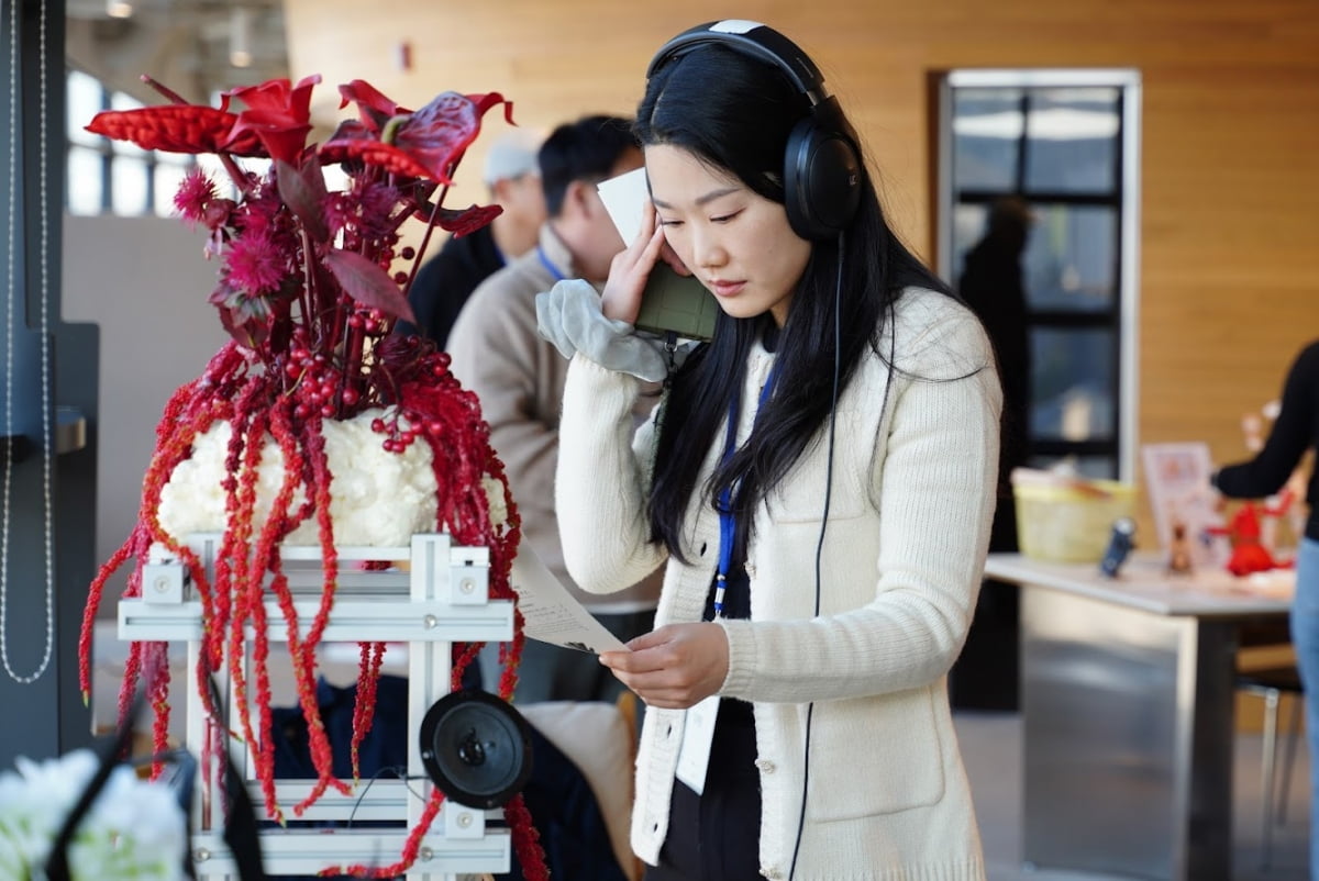 지난 9일 서울 중학동 아트코리아랩에서 열린 ‘아트코리아랩 기술융합 오픈이노베이션’ 오리엔테이션에서 사업에 참여한 예술기업과 아모레퍼시픽 재단 등 7개 선도기업 관계자가 결과물들을 살펴보는 모습. /예술경영지원센터 제공