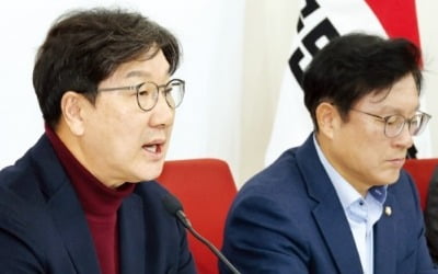 "쌍특검, 거부권 안 쓰면 위헌" "거부땐 탄핵"…韓에 공 넘기는 與野