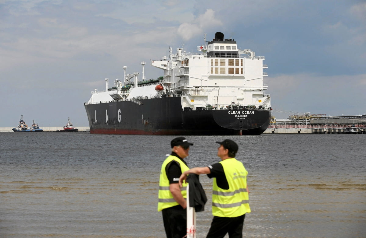 폴란드 스비노우지시에항 액화천연가스(LNG) 터미널에 들어오는 미국 LNG운반선 클린 오션.  /사진=로이터