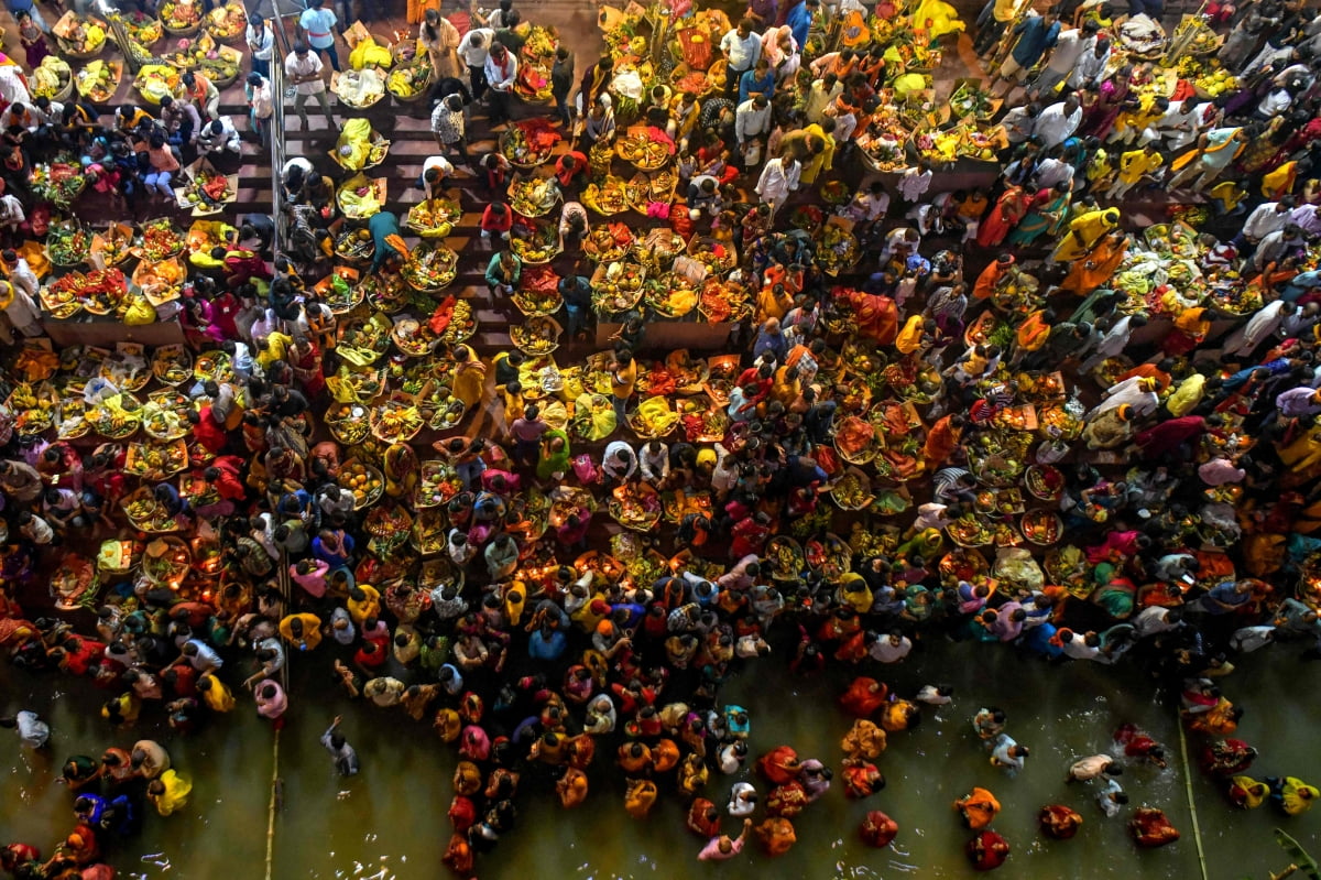 지난달 8일 인도 힌두교 신자들이 비하르주 파트나에서 '차트 푸자(Chhath Puja)' 축제 동안 떠오르는 태양에 기도를 올리기 위해 모여있는 모습./사진=AFP연합뉴스