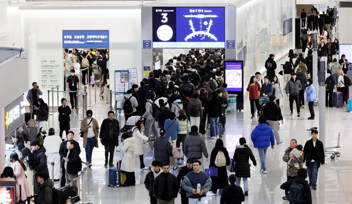 크리스마스와 연말연시 연휴가 다가온 지난 23일 인천국제공항 제1터미널 출국장이 붐비고 있다. 사진=최혁 기자