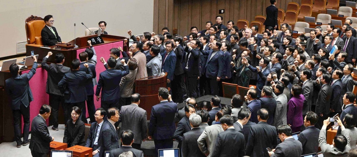 27일 열린 국회 본회의에서 우원식 국회의장이 한덕수 대통령 권한대행에 대한 탄핵소추안을 정족수의 과반으로 통과 시키겠다고 하자 국민의힘 의원들이 단체로 항의하고 있다./강은구 기자