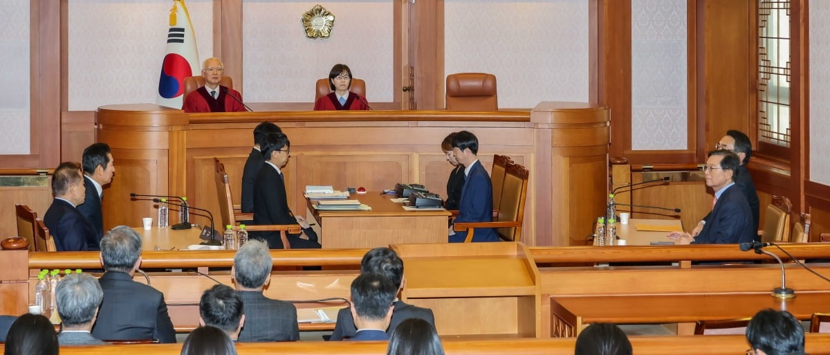 헌법재판소가 27일 국회가 소추한 윤석열 대통령의 탄핵 심판 첫 변론준비기일을 열었다. 수명재판관인 정형식(왼쪽)·이미선(가운데) 헌법재판관이 심리를 진행하고 있다./임형택 기자