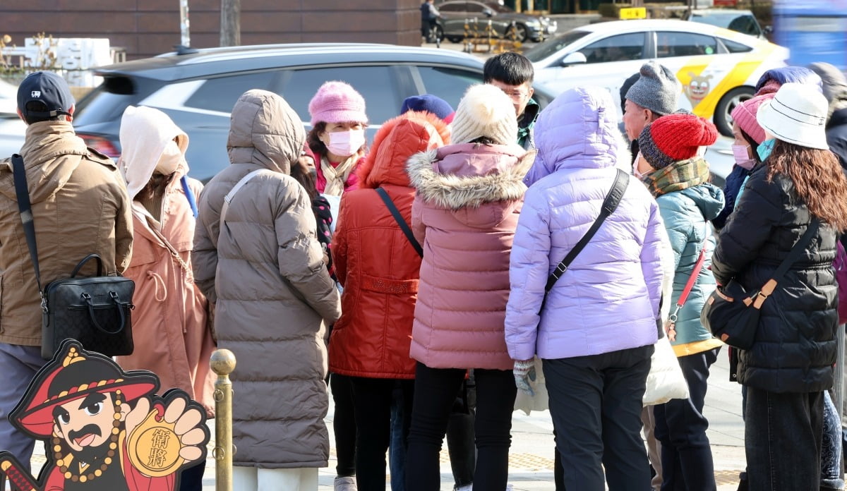 강추위가 찾아온 지난 27일 서울 중구 덕수궁에서 외국인 관광객들이 관람 전 대화를 나누고 있다. 사진=카지노 룰렛 룰1