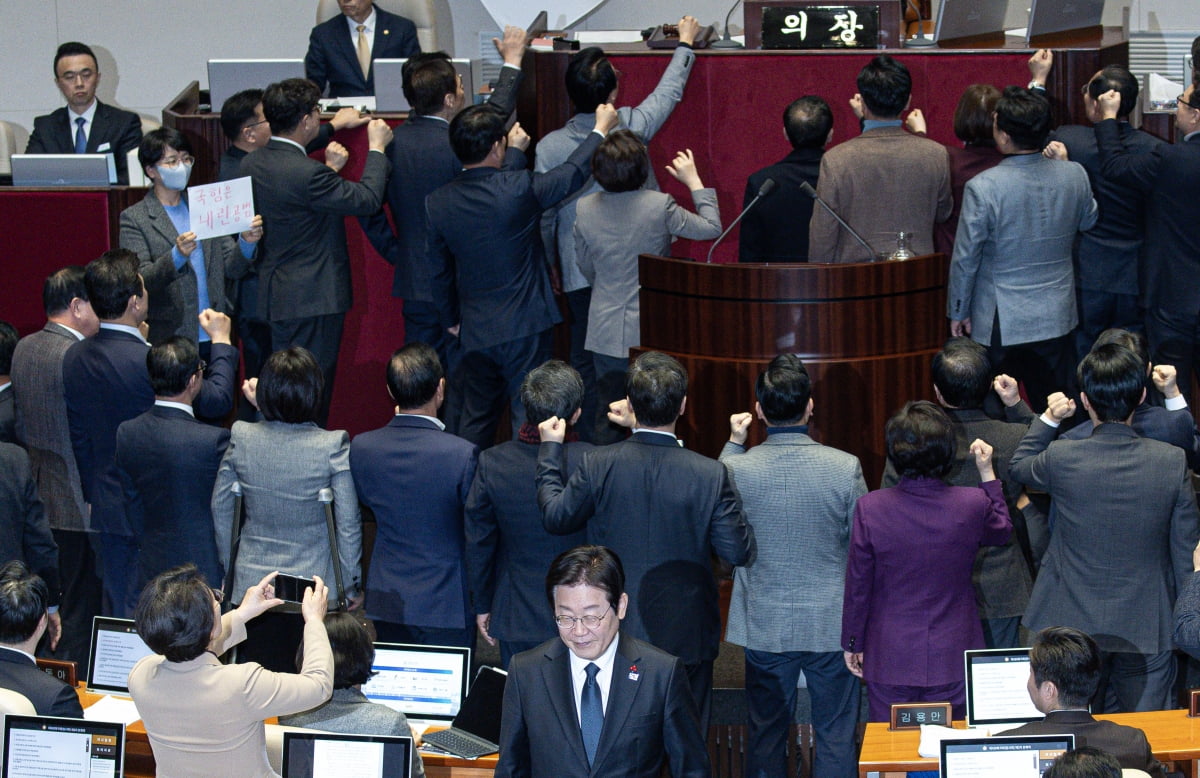 이재명 더불어민주당 대표가 27일 오후 서울 여의도 국회에서 열린 제420회국회(임시회) 제2차 본회의에서 한덕수 대통령 권한대행 국무총리 탄핵소추안 투표를 마치고 자리로 향하고 있다. 사진=뉴스1