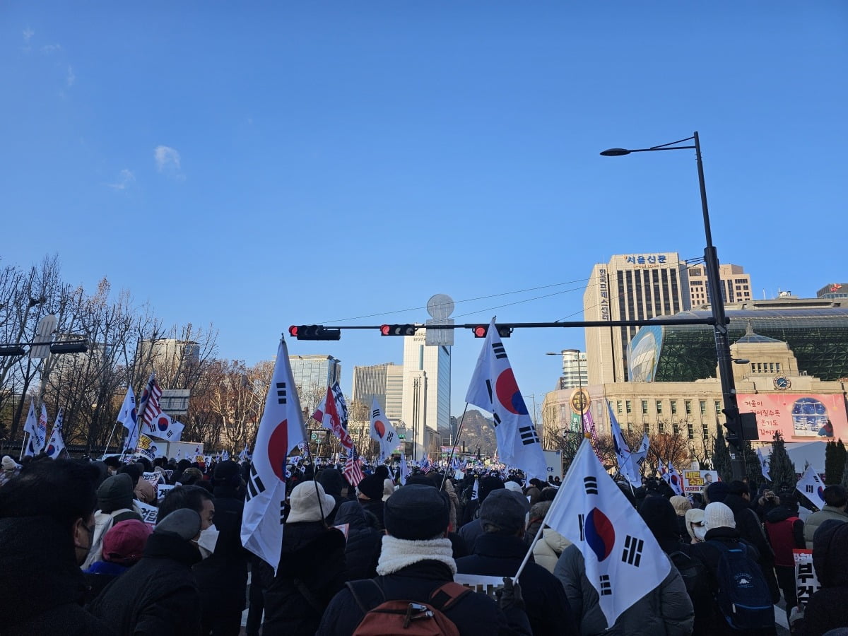 28일 오후 3시 '탄핵반대' 집회가 열린 서울 세종대로 일대에서 태극기와 미국 성조기가 펄럭이고 있다. / 사진=최해련 기자