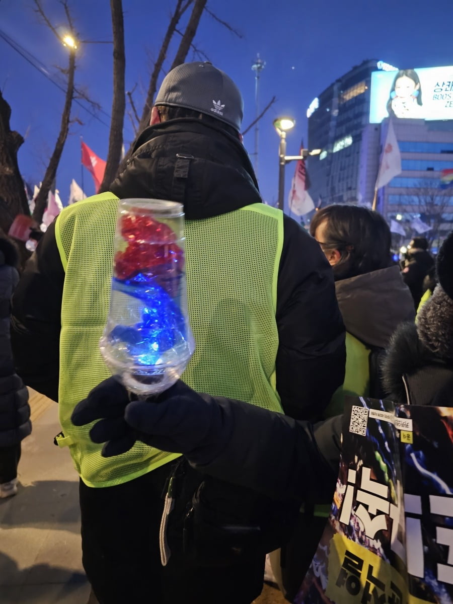 70대 강 씨가 손수 만든 응원봉. / 사진=최해련 기자