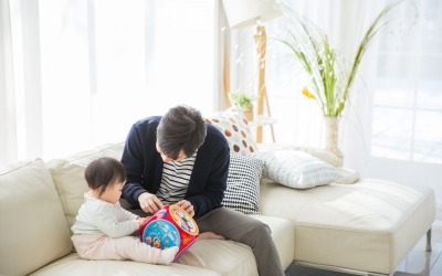 "아빠도 '출산휴가' 한 달"…내년부터 '육아 지원' 확 달라진다