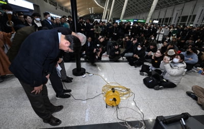 무안 '제주항공 참사' 유가족, 김이배 대표에 격렬 항의