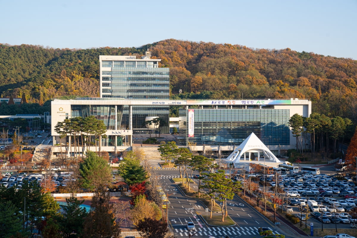 충남 천안시가 국가 애도에 동참하기 위해 오는 31일 예정된 ‘2024 제야행사’와 내년 1월 1일 해맞이 행사, 3일 신년교례회 행사를 취소했다. 사진은 천안시청 전경. 천안시 제공