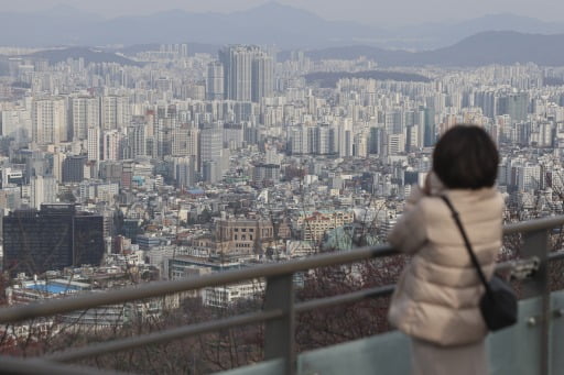 1인 가구가 증가하면서 1인 주거 면적도 증가할 것이라고 전망이 나온다. 서울의 아파트 전경. /한경DB