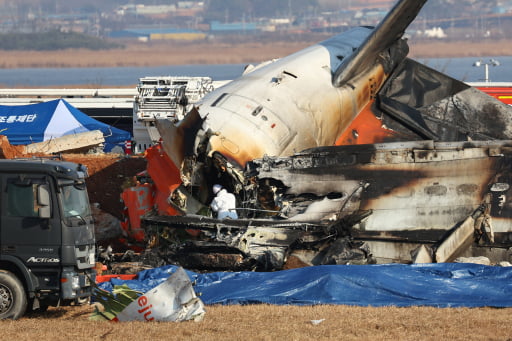 무안국제공항에서 발생한 제주항공 여객기 충돌 폭발 사고 현장에서 소방구급대원이 사고 여객기 내부를 수색하고 있다. 연합뉴스