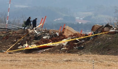 [단독] 무안공항 '둔덕' 규정 위반 가능성…"종단안전구역은 로컬라이저까지 확보해야"