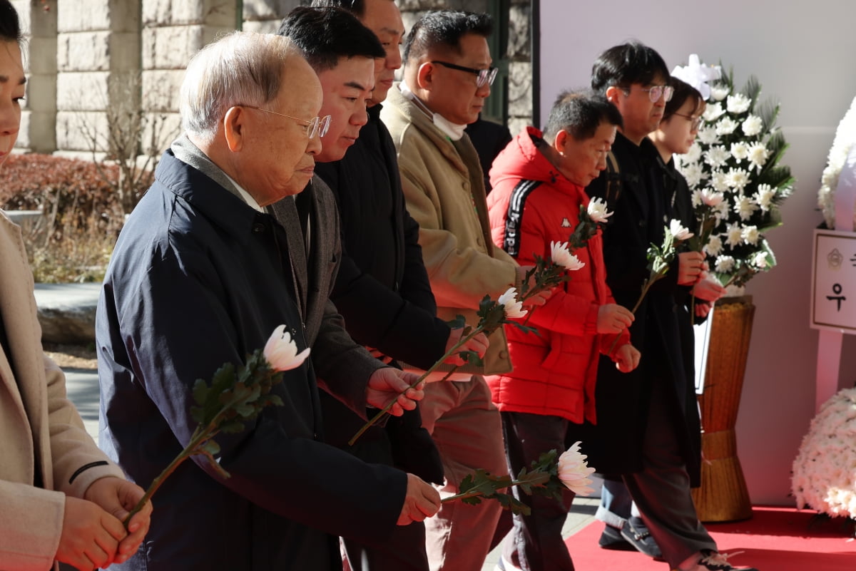 손경식 한국경영자총협회장이 31일 오전 서울시청 본관 정문 앞에 마련된 제주항공 여객기 사고 희생자 합동분향소에서 조문하고 있다. 사진=뉴스1
