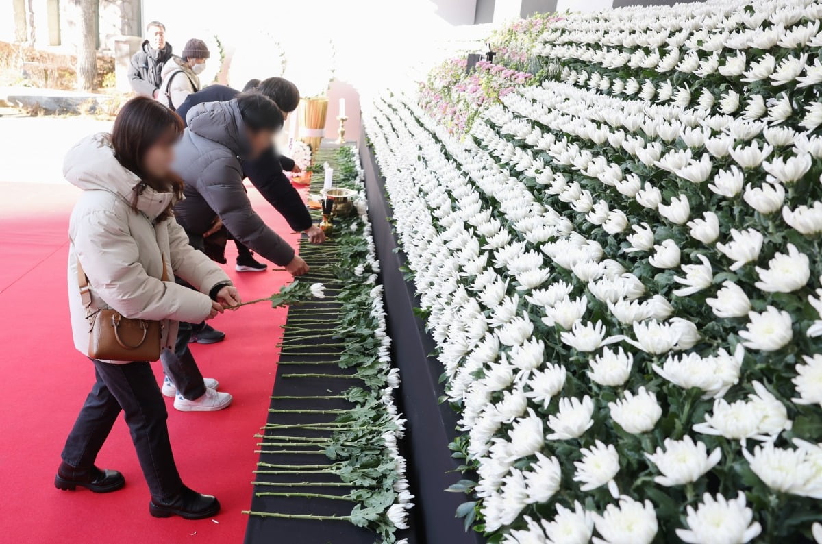 31일 오전 서울시청 본관 앞에 마련된 제주항공 여객기 희생자 합동분향소를 찾은 시민들이 헌화하고 있다. /이솔 기자