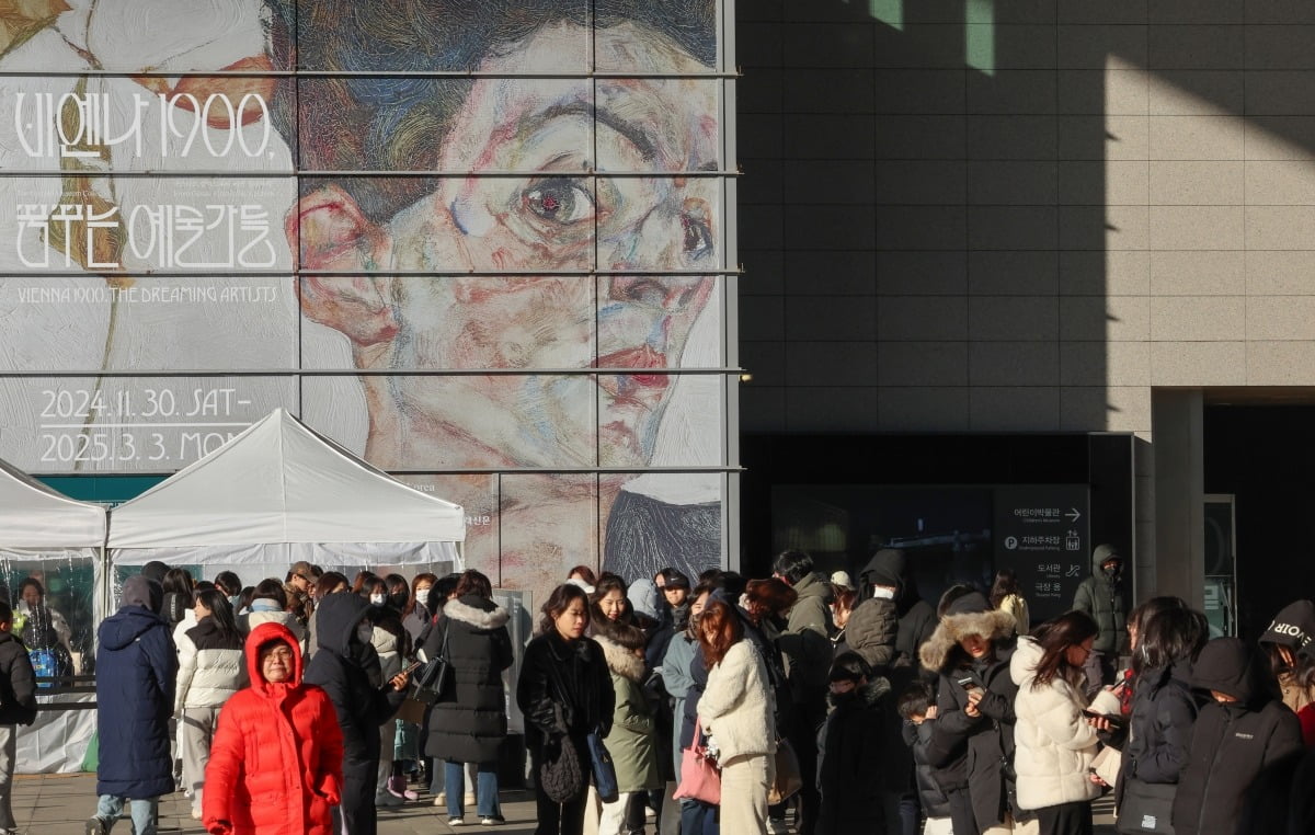 수도권 전역에 한파주의보가 발효된 9일 카지노 꽁머니 즉시지급 용산구 국립중앙박물관에서 시민들이 '비엔나 1900, 꿈꾸는 예술가들' 전시를 관람하기 위해 줄지어 입장을 기다리고 있다. 최혁 기자