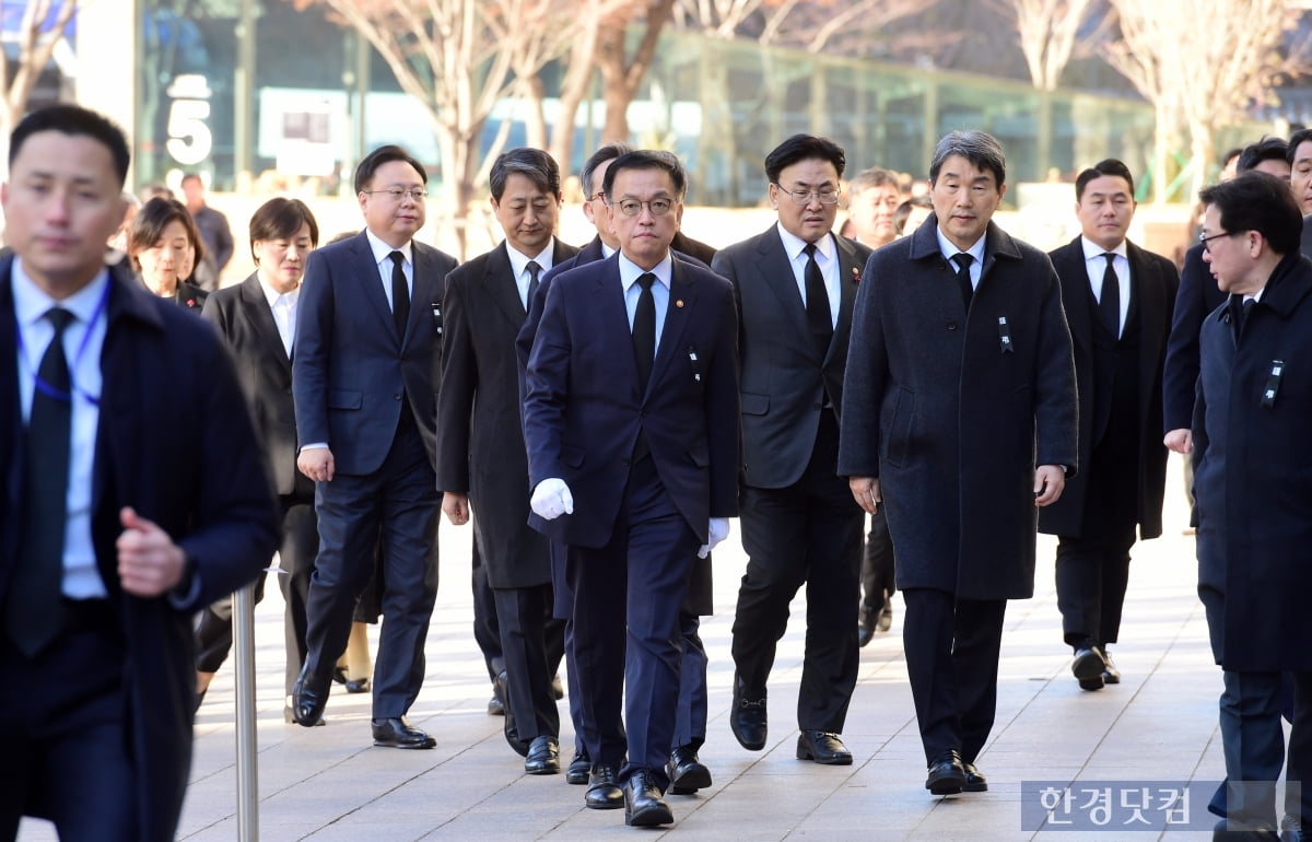 [포토] 서울시청 앞 합동분향소 찾은 최상목 권한대행