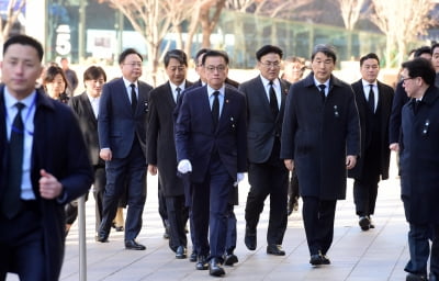 [포토] 서울시청 앞 합동분향소 찾은 최상목 권한대행