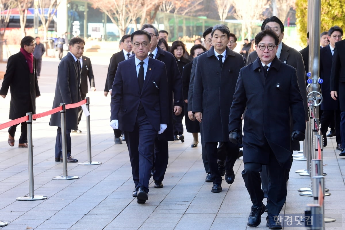 [포토] 합동분향소 향하는 최상목 권한대행과 국무위원들