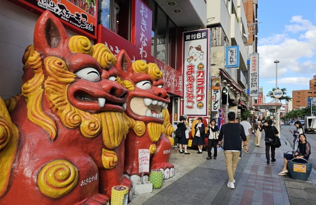 오키슬롯 머신 규칙 국제거리는 관광객 대상의 번화가로 일본 여행이 처음인 여행객에게 추천한다. / JAPAN NOW