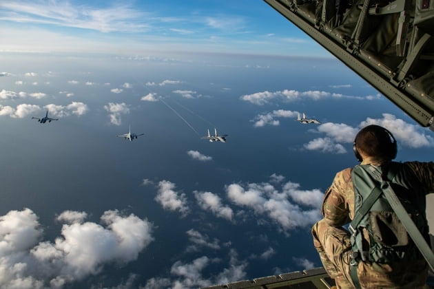 남중국해 상공에서 연합 훈련 중인 미국-필리핀 공군 (출처: Official United States Air Force Website)